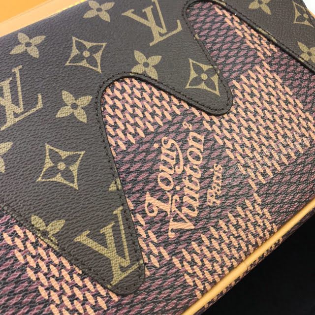 LV包包 M45343 Epi貼飾Nil Slim手袋 lv X Nigo聯名系列郵差包 老花咖格配皮 LV男士郵差挎包  ydh3579